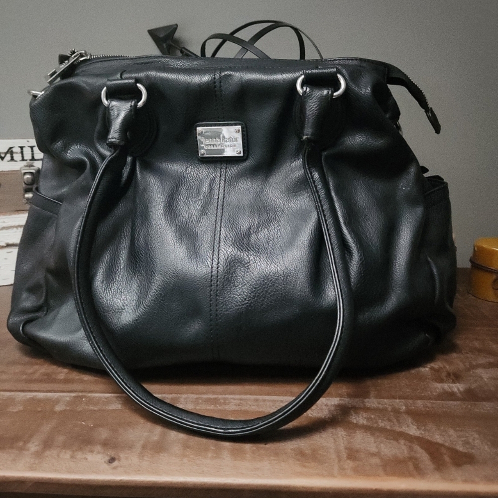 Elegant Black Leather Shoulder Bag